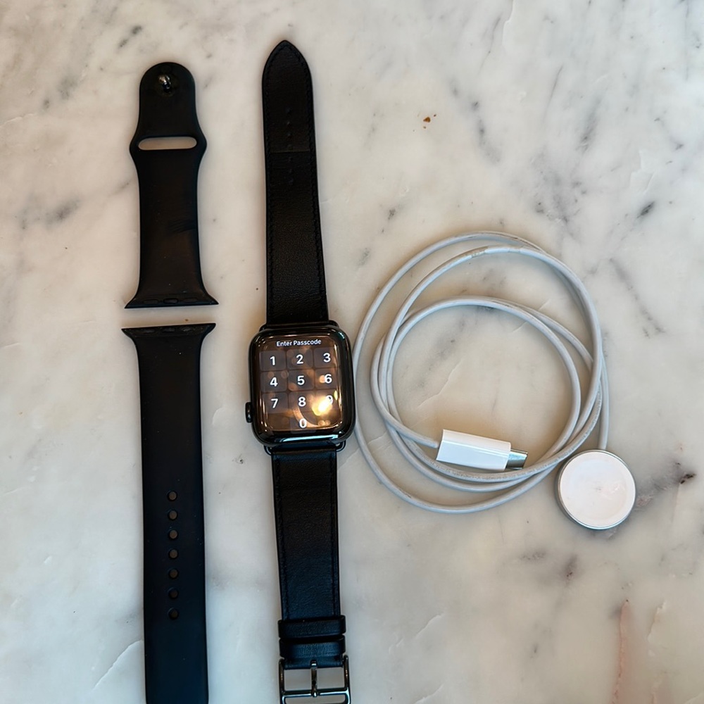Apple Watch Hermès Series 6 44 mm features built-in cellular